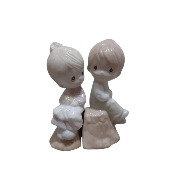 Precious Moments Enesco 357308 Boy Girl Stump Salt Pepper Shakers Figurine Box - Picture 2 of 3